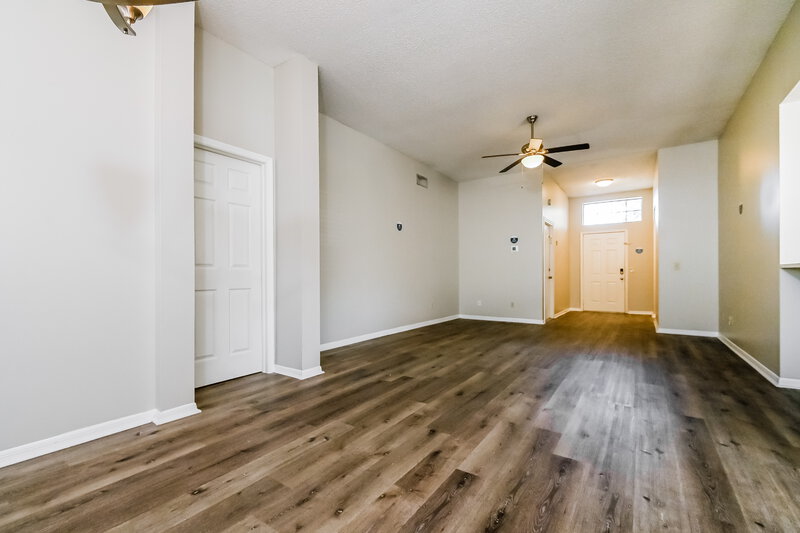 2,205/Mo, 552 Beth Ann St Valrico, FL 33594 Living Room View 2