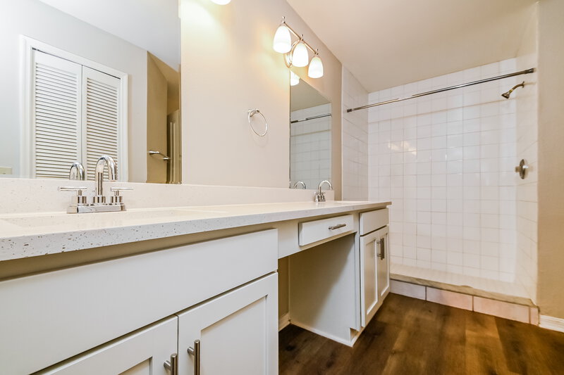 2,205/Mo, 552 Beth Ann St Valrico, FL 33594 Main Bathroom View