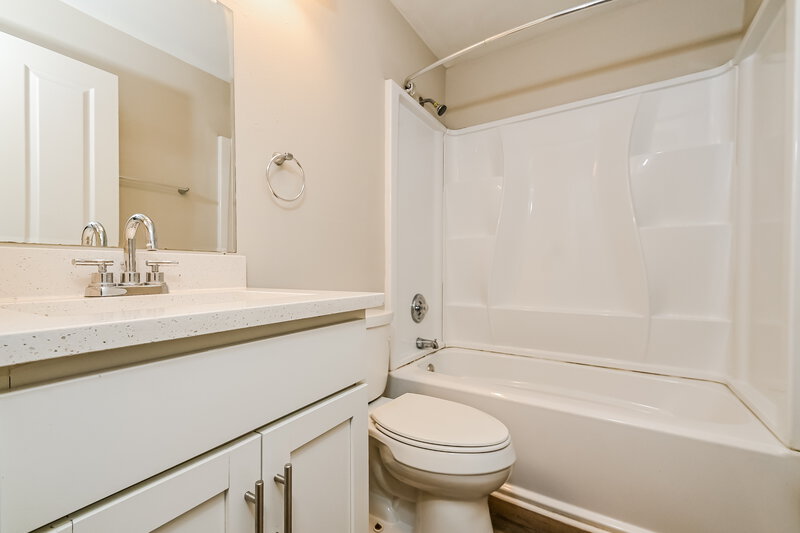 2,205/Mo, 552 Beth Ann St Valrico, FL 33594 Bathroom View