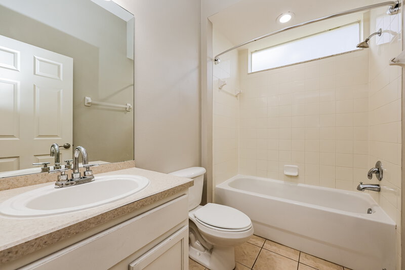 1,925/Mo, 16326 Laurel Garden Ct Spring Hill, FL 34610 Bathroom View
