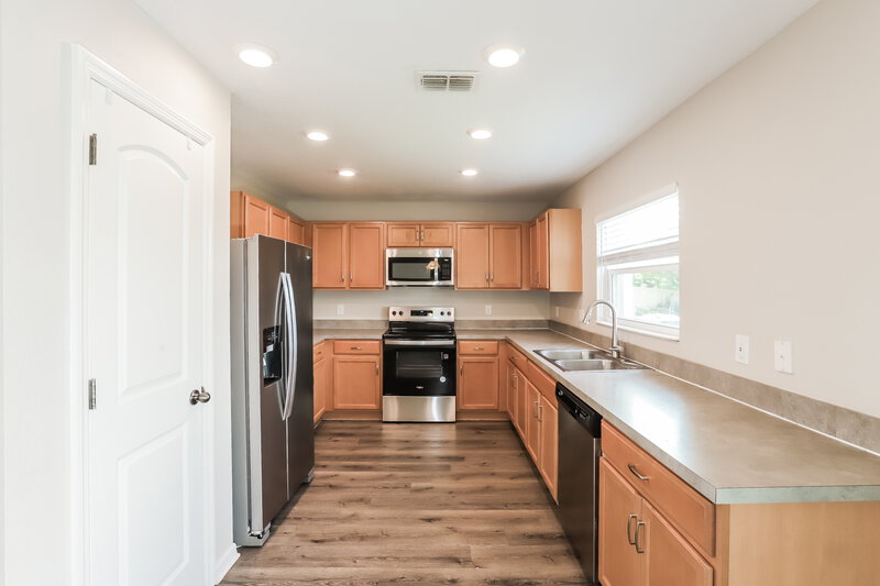 3,690/Mo, 10716 Southern Forest Dr Riverview, FL 33578 Kitchen View