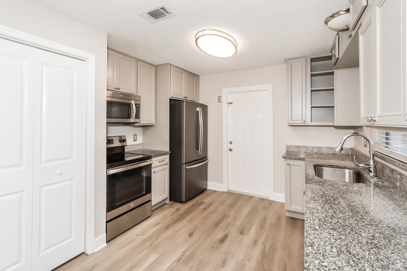 2,090/Mo, 4914 Reagan Ave Seffner, FL 33584 Kitchen View 2