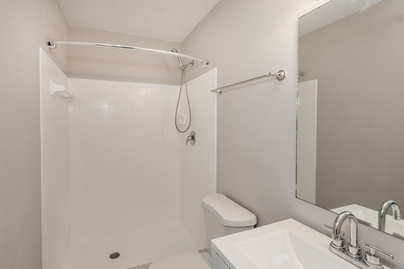 2,090/Mo, 4914 Reagan Ave Seffner, FL 33584 Main Bathroom View