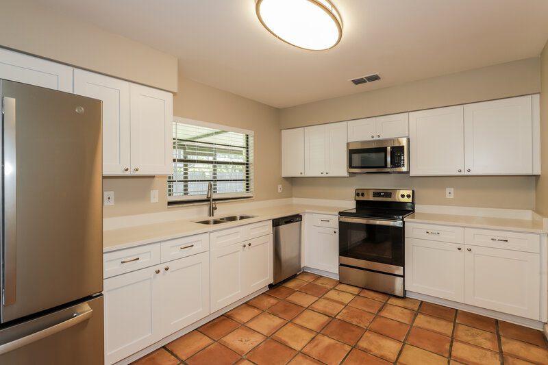 2,595/Mo, 1206 Letona Ln Valrico, FL 33596 Kitchen View