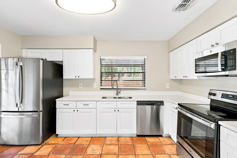 2,580/Mo, 1206 Letona Ln Valrico, FL 33596 Kitchen View 2