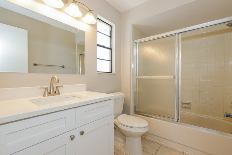 2,595/Mo, 1206 Letona Ln Valrico, FL 33596 Main Bathroom View