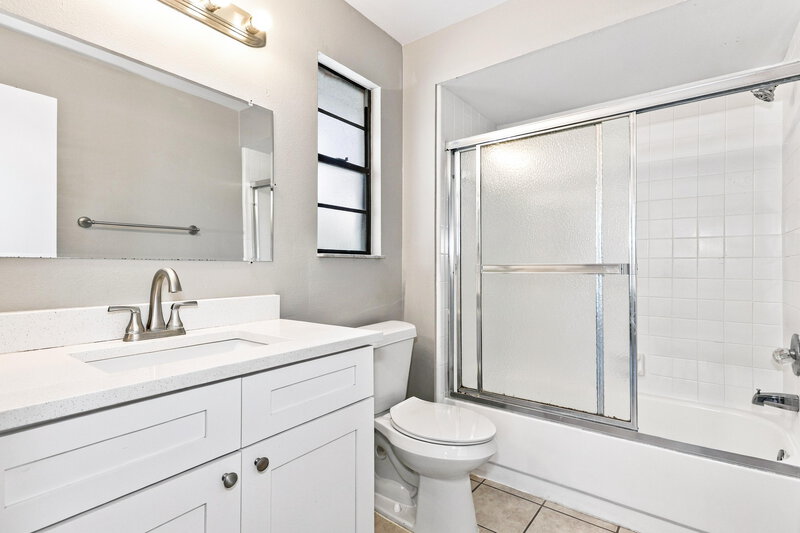2,580/Mo, 1206 Letona Ln Valrico, FL 33596 Primary Bathroom View