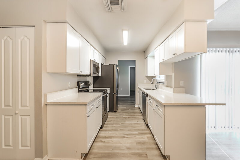 2,530/Mo, 1023 Malletwood Dr Brandon, FL 33510 Kitchen View 2