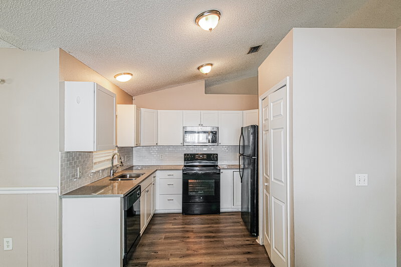 2,025/Mo, 14017 Tudor St Spring Hill, FL 34609 Kitchen View