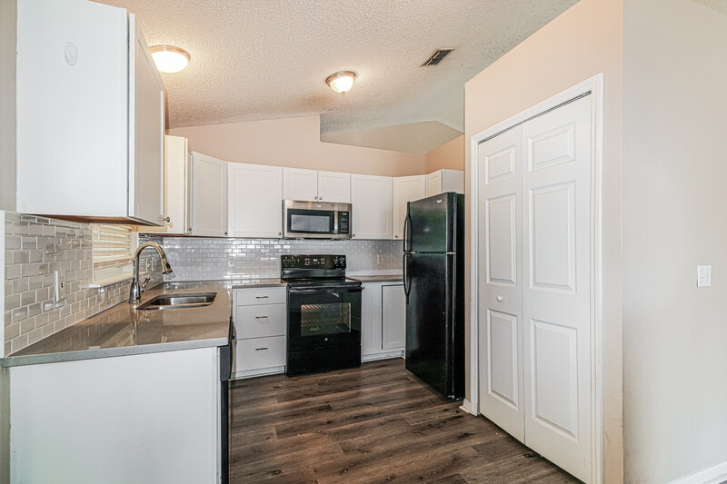 2,025/Mo, 14017 Tudor St Spring Hill, FL 34609 Kitchen View 2