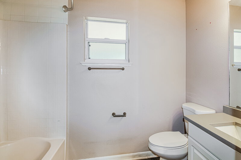 2,025/Mo, 14017 Tudor St Spring Hill, FL 34609 Main Bathroom View