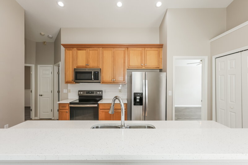 2,140/Mo, 11710 Mango Cross Ct Seffner, FL 33584 Kitchen View 2