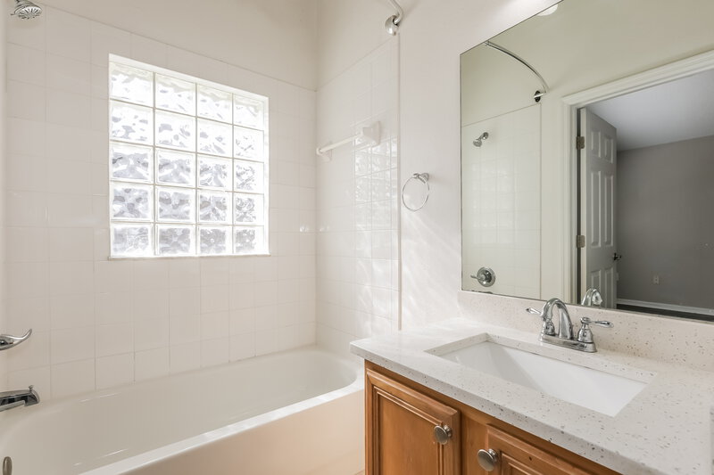 2,140/Mo, 11710 Mango Cross Ct Seffner, FL 33584 Main Bathroom View