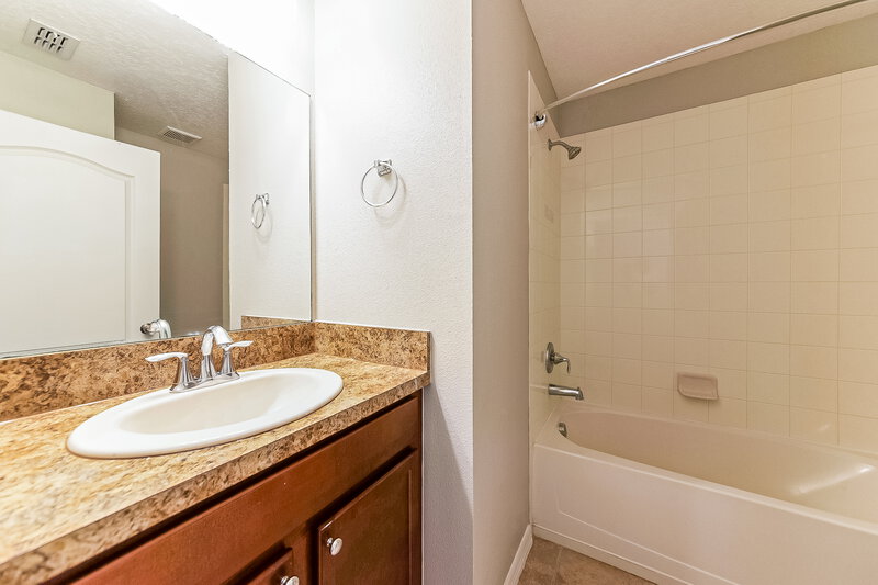 1,935/Mo, 1339 Pasadena Bloom Ln Ruskin, FL 33570 Bathroom View