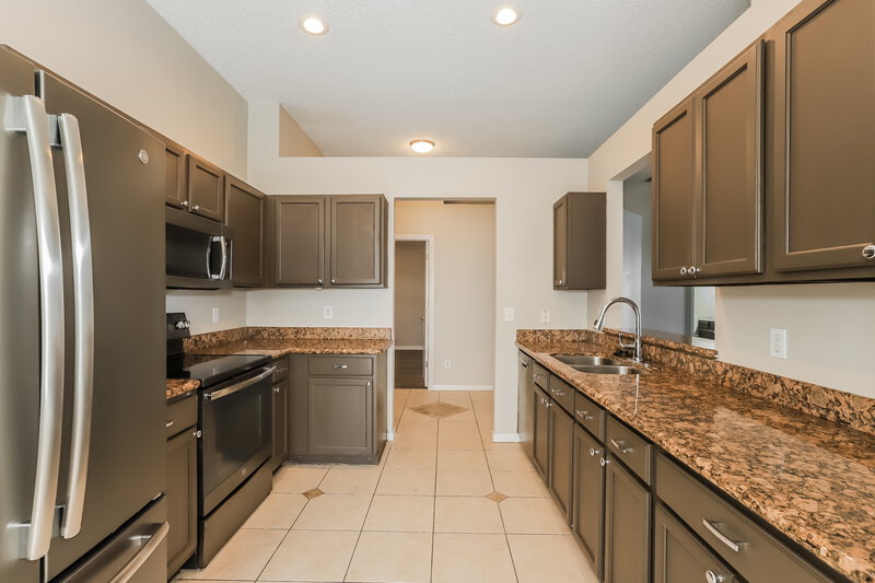 2,525/Mo, 12612 Early Run Ln Riverview, FL 33578 Kitchen View 2