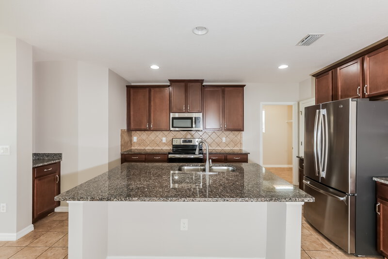 2,315/Mo, 10220 Newminster Loop Ruskin, FL 33573 Kitchen View