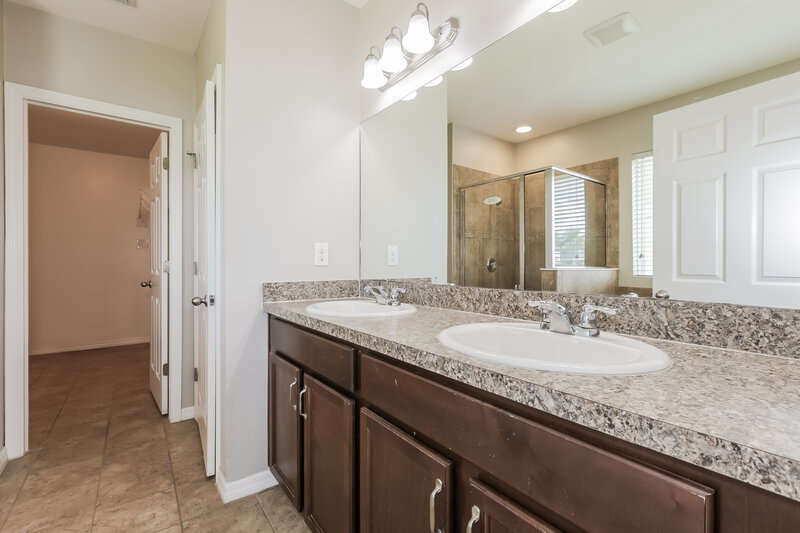 2,315/Mo, 10220 Newminster Loop Ruskin, FL 33573 Main Bathroom View 2
