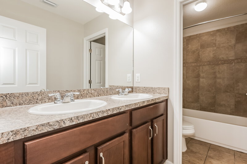 2,315/Mo, 10220 Newminster Loop Ruskin, FL 33573 Bathroom View