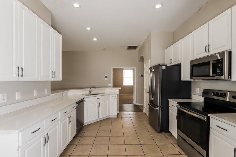 2,395/Mo, 427 Fern Gulley Dr Seffner, FL 33584 Kitchen View 2