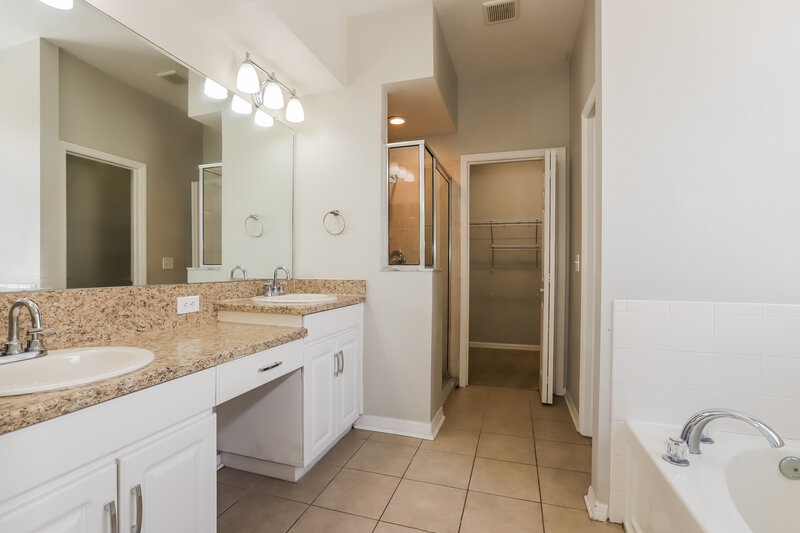 2,395/Mo, 427 Fern Gulley Dr Seffner, FL 33584 Main Bathroom View