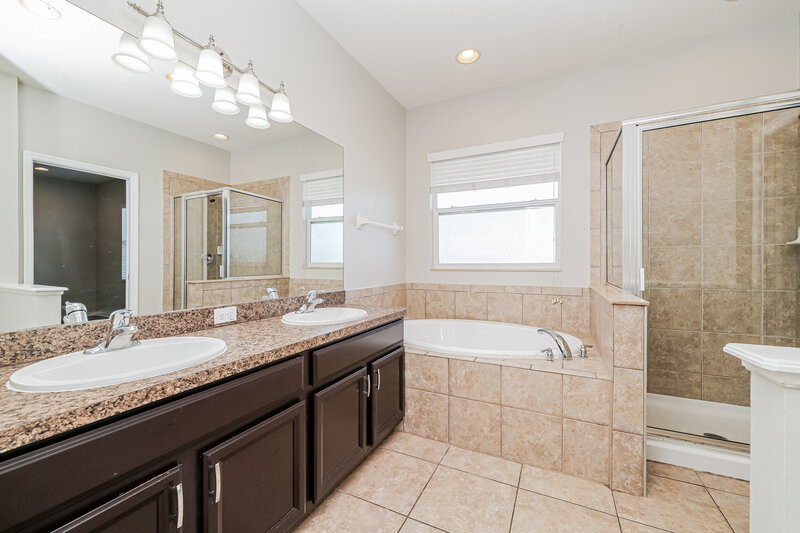 2,425/Mo, 908 Fern Leaf Drive Ruskin, FL 33570 Main Bathroom View