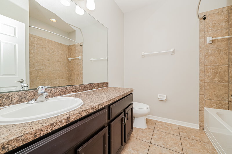 2,425/Mo, 908 Fern Leaf Drive Ruskin, FL 33570 Bathroom View