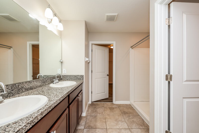 2,475/Mo, 1625 Climbing Dayflower Dr Ruskin, FL 33570 Main Bathroom View