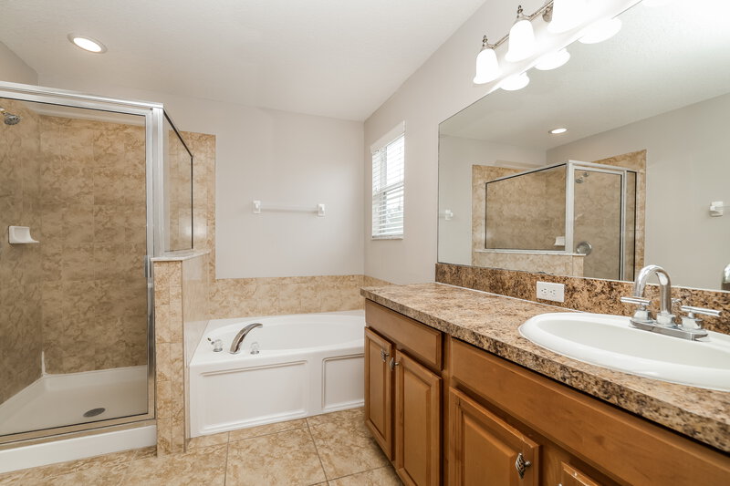 2,025/Mo, 7614 Maroon Peak Dr Ruskin, FL 33573 Main Bathroom View