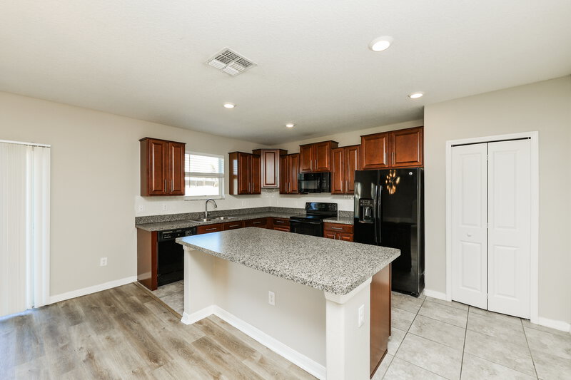 2,400/Mo, 8302 Cherry Branch Dr Ruskin, FL 33573 Kitchen View 2
