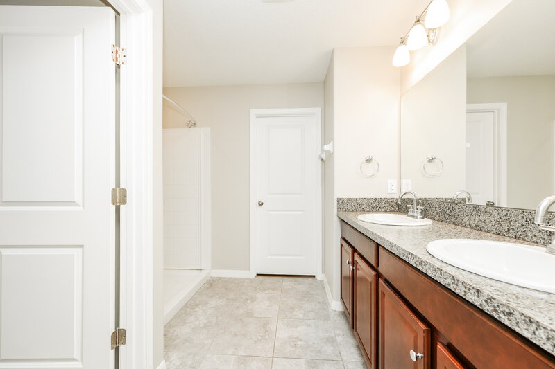 2,400/Mo, 8302 Cherry Branch Dr Ruskin, FL 33573 Main Bathroom View