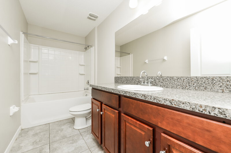 2,400/Mo, 8302 Cherry Branch Dr Ruskin, FL 33573 Bathroom View