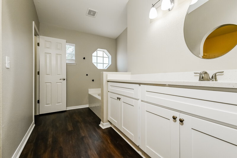 2,085/Mo, 1511 Alhambra Crest Dr Ruskin, FL 33570 Main Bathroom View