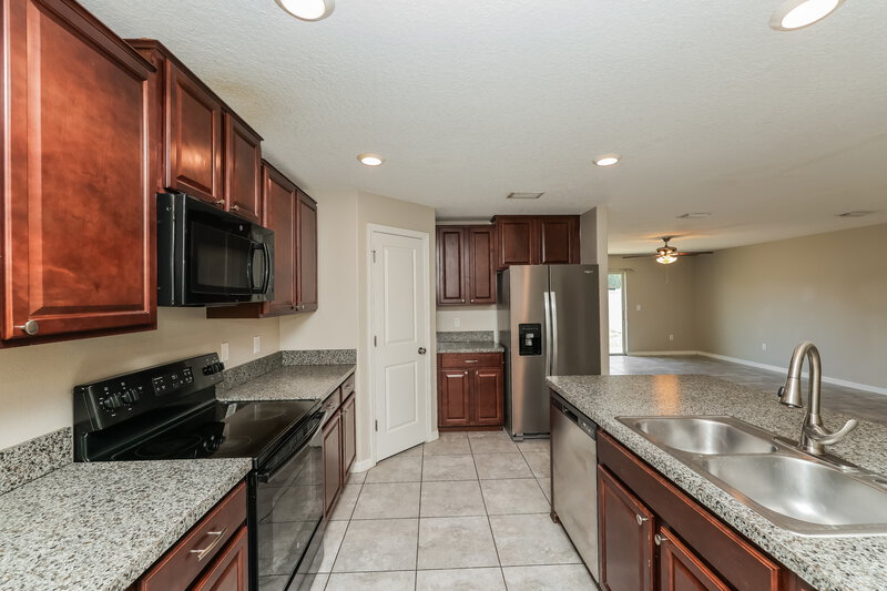 2,100/Mo, 1505 Climbing Dayflower Dr Ruskin, FL 33570 Kitchen View