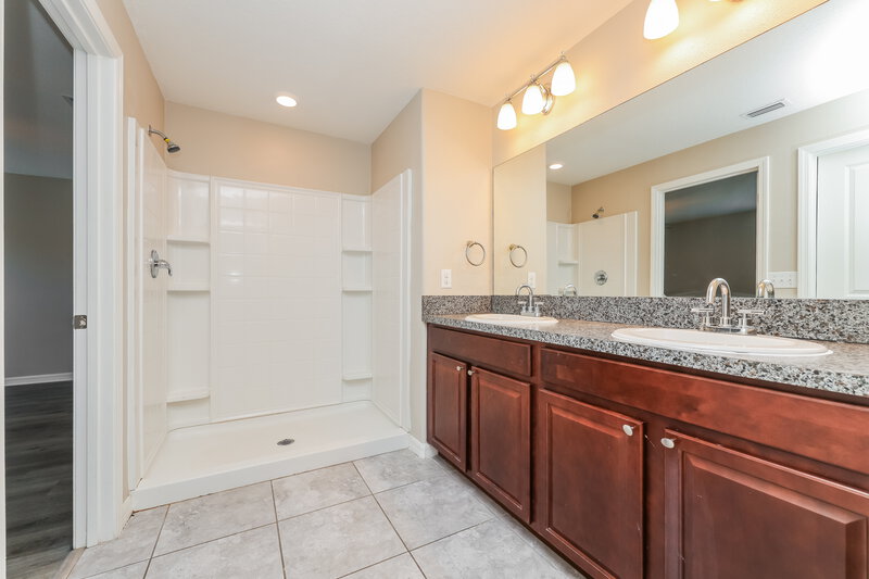 2,100/Mo, 1505 Climbing Dayflower Dr Ruskin, FL 33570 Main Bathroom View