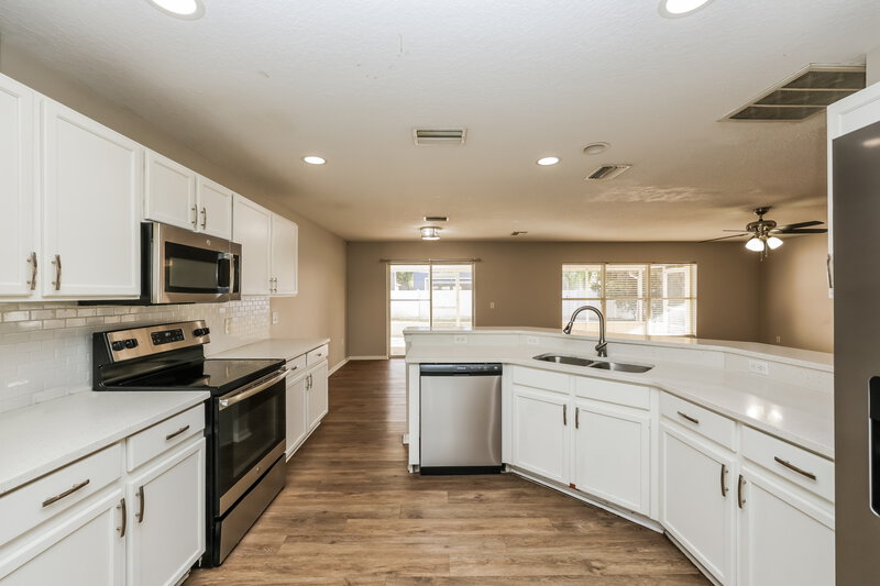 2,115/Mo, 10435 Frog Pond Dr Riverview, FL 33569 Kitchen View