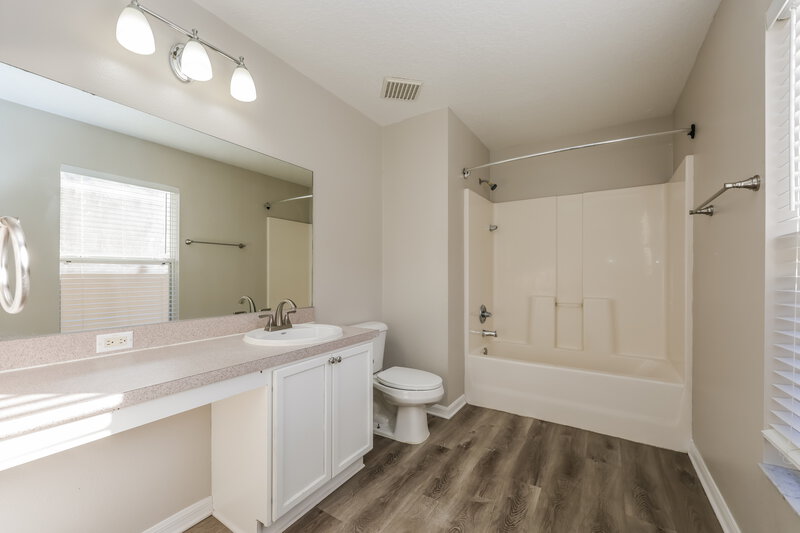 2,115/Mo, 10435 Frog Pond Dr Riverview, FL 33569 Bathroom View