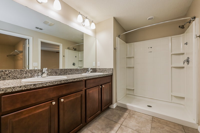 1,985/Mo, 15509 Caynor Ash Ln Ruskin, FL 33573 Main Bathroom View