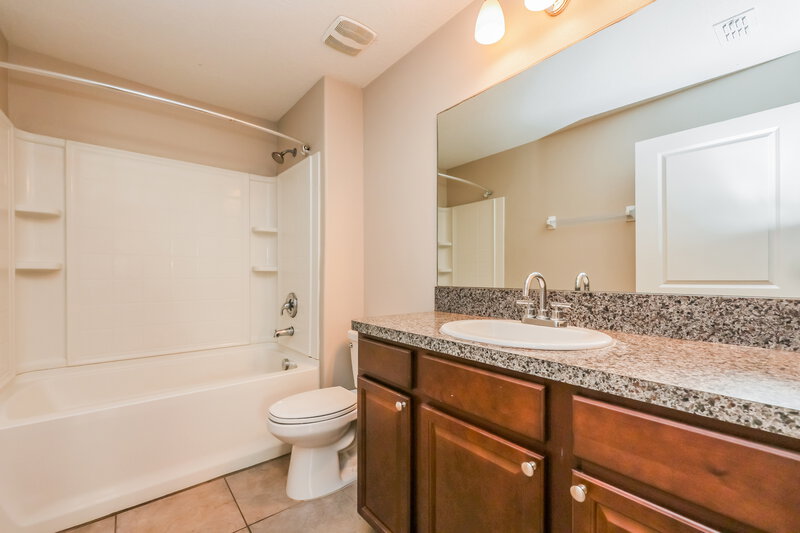 1,985/Mo, 15509 Caynor Ash Ln Ruskin, FL 33573 Bathroom View