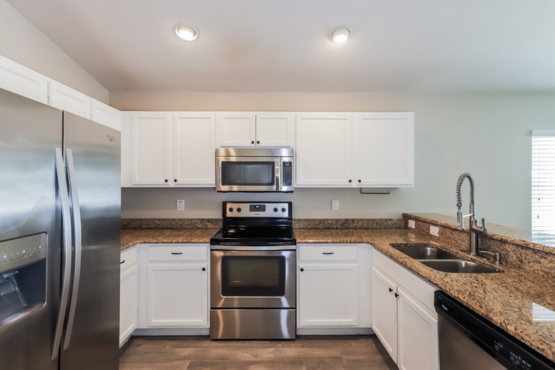 1,950/Mo, 1010 Chandler Snowden Ct Ruskin, FL 33570 Kitchen View