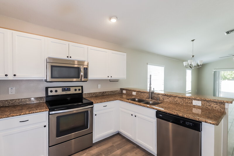 1,950/Mo, 1010 Chandler Snowden Ct Ruskin, FL 33570 Kitchen View 2