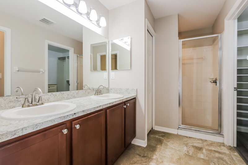1,950/Mo, 1010 Chandler Snowden Ct Ruskin, FL 33570 Main Bathroom View