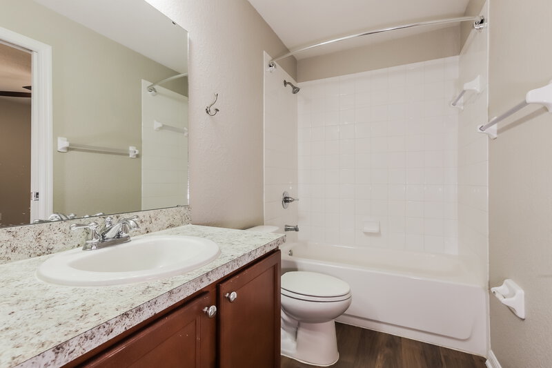 1,950/Mo, 1010 Chandler Snowden Ct Ruskin, FL 33570 Bathroom View