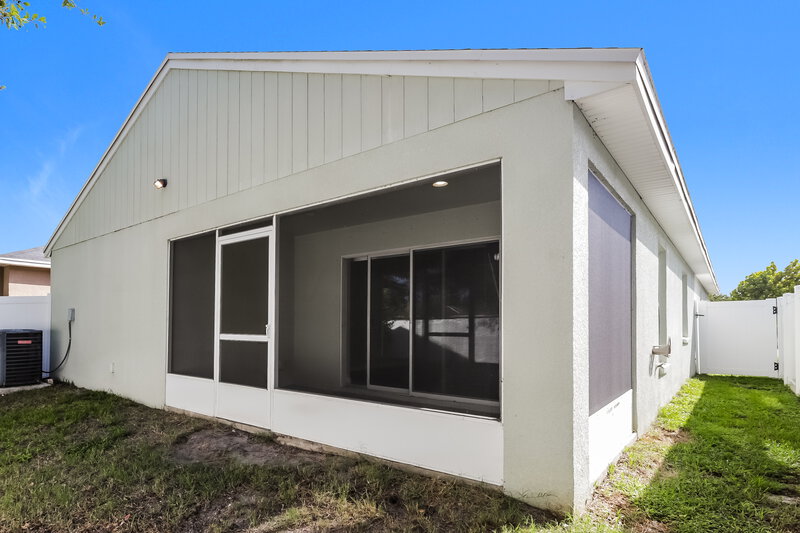 1,950/Mo, 1010 Chandler Snowden Ct Ruskin, FL 33570 Rear View