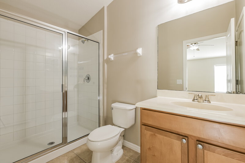 1,980/Mo, 7331 Lumber Port Drive Ruskin, FL 33573 Main Bathroom View