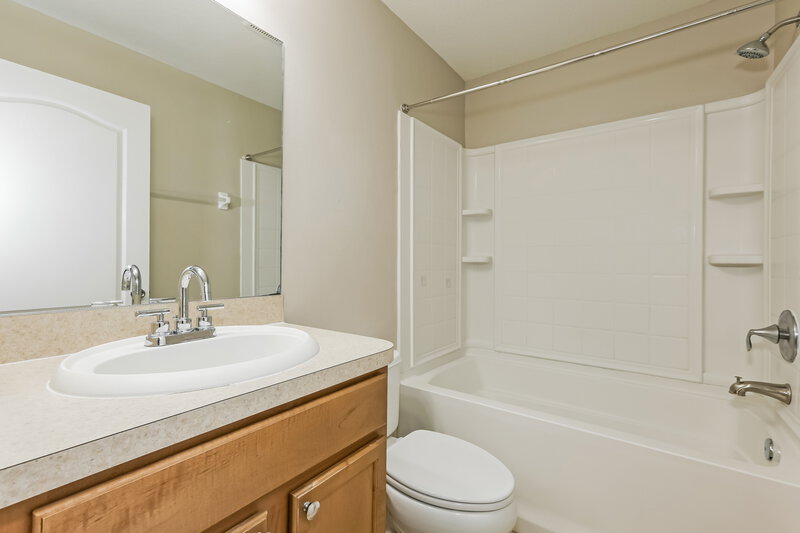 1,980/Mo, 7331 Lumber Port Drive Ruskin, FL 33573 Bathroom View