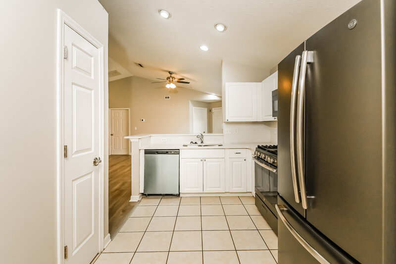 2,035/Mo, 6127 Skylarkcrest Dr Lithia, FL 33547 Kitchen View 2