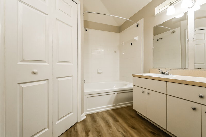 2,035/Mo, 6127 Skylarkcrest Dr Lithia, FL 33547 Main Bathroom View