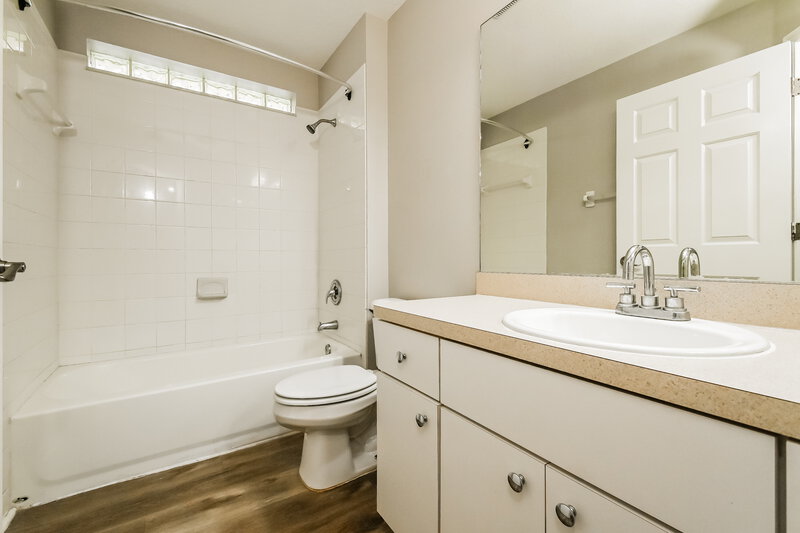 2,035/Mo, 6127 Skylarkcrest Dr Lithia, FL 33547 Bathroom View