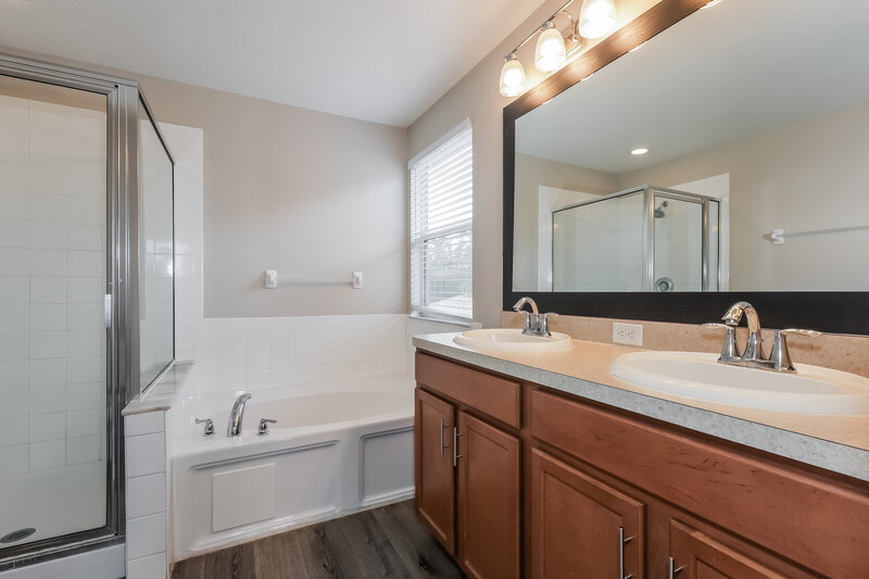 2,030/Mo, 7304 Lumber Port Dr Ruskin, FL 33573 Main Bathroom View