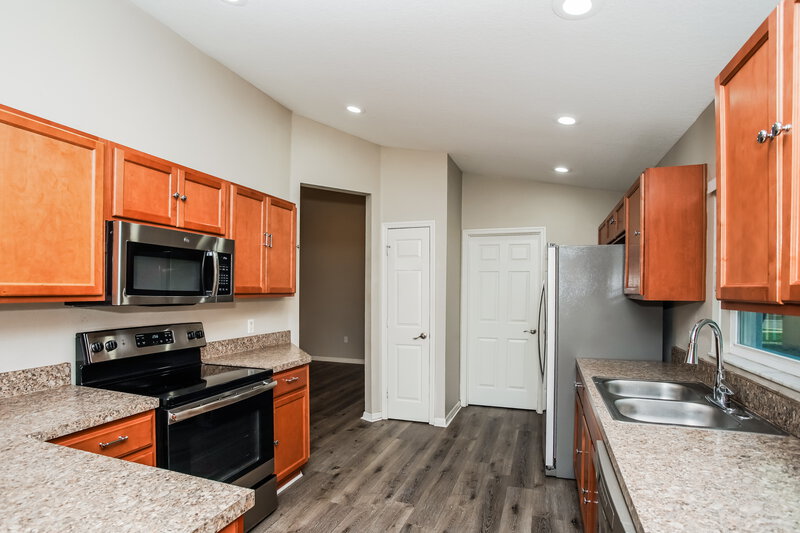 2,360/Mo, 1201 Sheridan Bay Dr Ruskin, FL 33570 Kitchen View